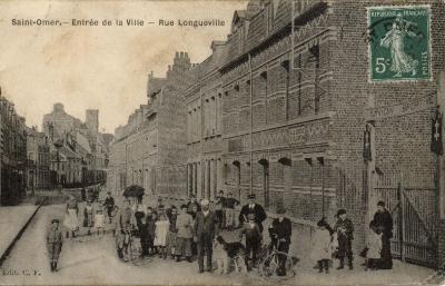 Vue trés animée,on aperçoit en bas à droite l'entrée du vélodrome (union sportive).